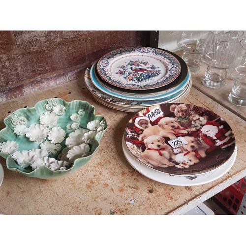 225 - SHELF OF VARIOUS DECORATIVE PLATES, QTY OF PORTMEIRION COFFEE CANS & A DECORATIVE BOWL