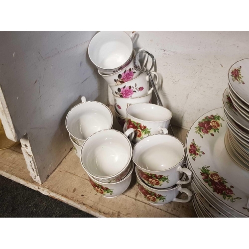 397 - ENGLISH ROSE PATTERNED PART DINNER SERVICE