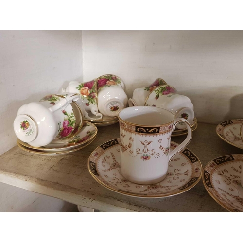 402 - ELIZABETHAN COFFEE CANISTERS & SAUCERS & OLD COUNTRY ROSES ROYAL ALBERT CUPS & SAUCERS