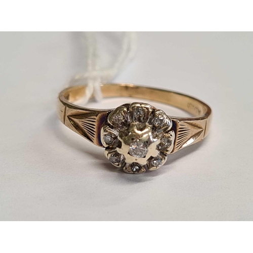 656 - 18ct SOLITAIRE DIAMOND CLUSTER RING (MARKED B)