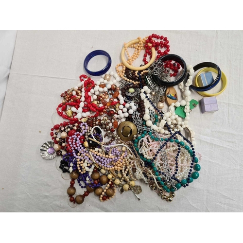 726 - BAG OF COSTUME JEWELLERY