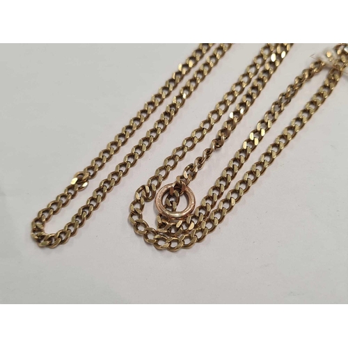 735 - A 9ct GOLD FLAT CURB LINK NECKLACE, 20'' LONG