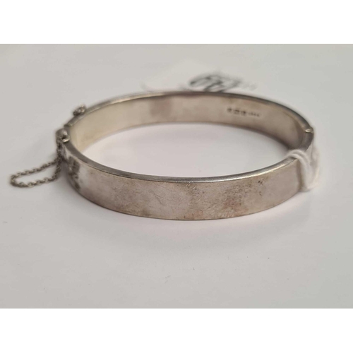 740 - A SILVER HINGED BRACELET ENGRAVED WITH LEAF MOTIFS