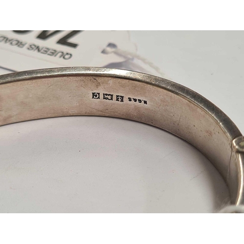 740 - A SILVER HINGED BRACELET ENGRAVED WITH LEAF MOTIFS