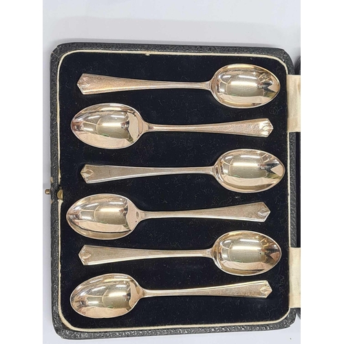 745 - A BOXED SET OF SILVER TEA SPOONS