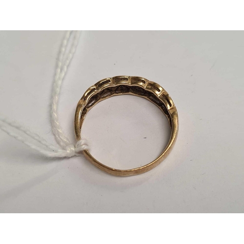 753 - A 9ct GOLD & DIAMOND RING