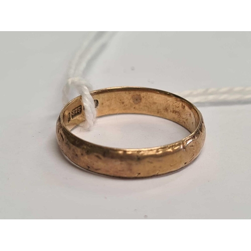 754 - A 9ct GOLD WEDDING BAND