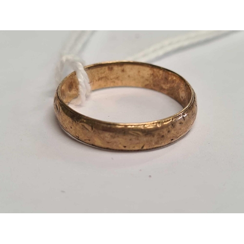 754 - A 9ct GOLD WEDDING BAND