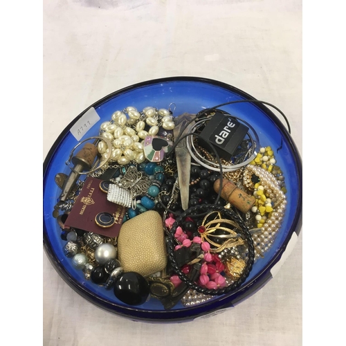 792 - GLASS BOWL WITH QTY OF COSTUME JEWELLERY