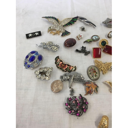 814 - QTY OF COSTUME JEWELLERY