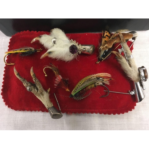 817 - FISHING FLY & GROUSE CLAW BROOCHES, FISHING MOTIF COASTERS IN A 1977 SILVER JUBILEE BOX