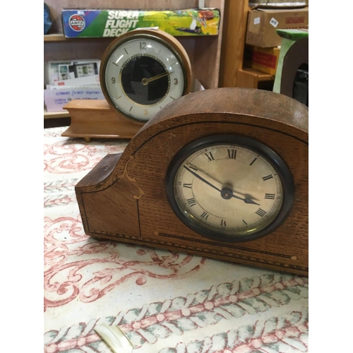 862 - 4 WOODEN MANTEL CLOCKS FOR SPARES OR REPAIRS