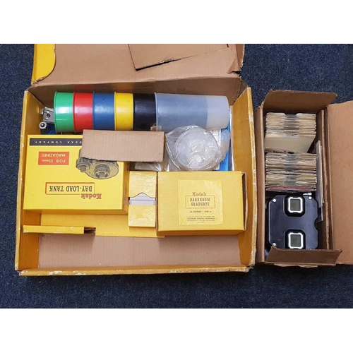 898 - QTY OF PERIOD KODAK PHOTOGRAPHY EQUIPMENT IN ORIGINAL CARDBOARD BOX & A PERIOD VIEW-MASTER LIBRARY B... 