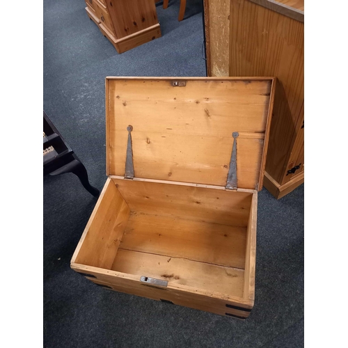 495 - SMALL PINE STORAGE BOX WITH HINGED LID & IRON BANDING