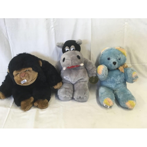 932 - 3 SOFT TOYS