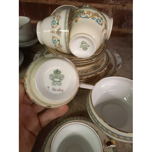 172 - SHELF WITH CUPS & SAUCERS & A JUG COMMEMORATING QUEENS GOLDEN JUBILEE PART TEA SET BY AYNSLEY & COFF... 