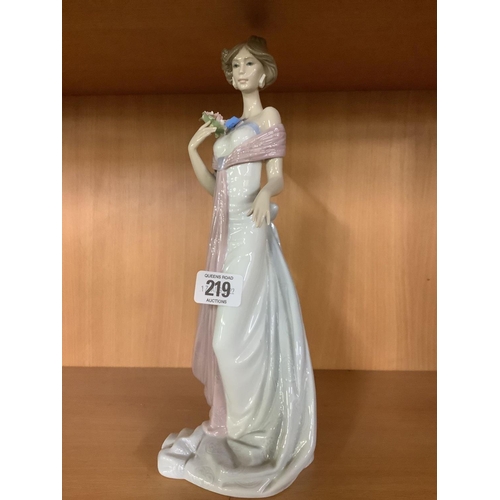 219 - TALL LLADRO FIGURINE OF A LADY WITH BOX