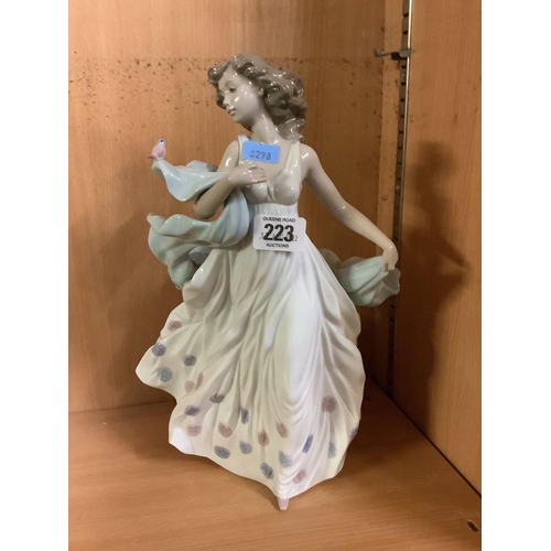 223 - TALL LLADRO FIGURINE OF A LADY WITH BOX