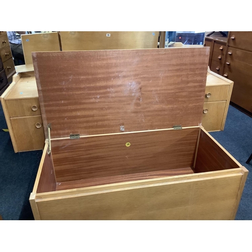 284 - LIGHT OAK & MAHOGANY BLANKET CHEST WITH HINGED LID BY MEREDEW FURNITURE