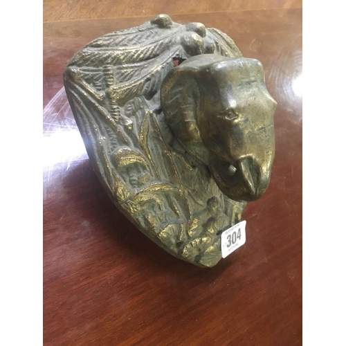 304 - VERY HEAVY DECORATIVE BRASS DOOR KNOCKER IN THE FORM OF AN ELEPHANTS HEAD