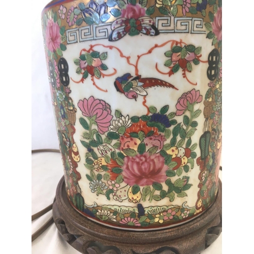 335 - HAND PAINTED HEAVILY DECORATED CHINESE TABLE LAMP ON WOODEN BASE IN THE FORM OF A GINGER JAR WITH SH... 