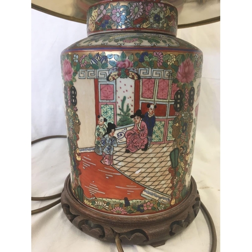 335 - HAND PAINTED HEAVILY DECORATED CHINESE TABLE LAMP ON WOODEN BASE IN THE FORM OF A GINGER JAR WITH SH... 