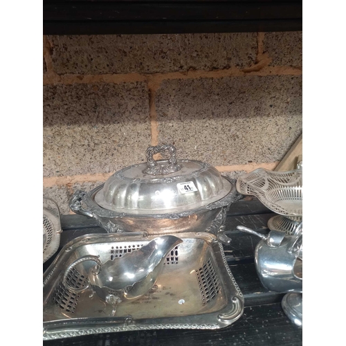 41 - SHELF OF MISC PLATEDWARE INCL; SWING HANDLE BASKETS & AN ENTREE DISH