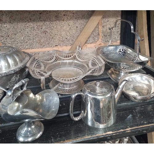 41 - SHELF OF MISC PLATEDWARE INCL; SWING HANDLE BASKETS & AN ENTREE DISH