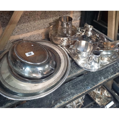 42 - SHELF OF MISC PLATEDWARE INCL; ENTREE DISH, TRAYS, AS FOUND SPIRIT KETTLE ON STAND & GRAVY BOATS