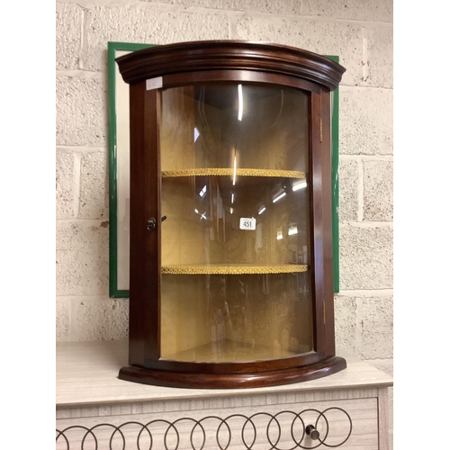 451 - REPRODUCTION MAHOGANY CORNER DISPLAY CABINET WITH BOW GLASS DOOR & 3 FABRIC LINED SHELVES, 26'' TALL