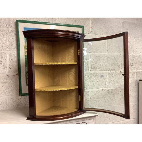 451 - REPRODUCTION MAHOGANY CORNER DISPLAY CABINET WITH BOW GLASS DOOR & 3 FABRIC LINED SHELVES, 26'' TALL