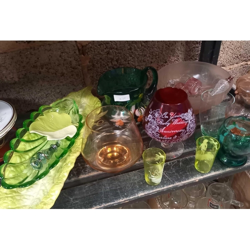 47 - SHELF OF MIXED GLASS & CHINAWARE INCL; A LETTUCE LEAF DISH, COMMEMORATIVE PLATES & AN ORNATE TEAPOT