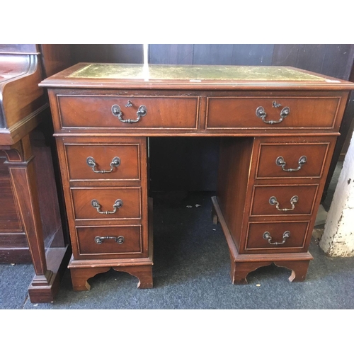 489 - REPRODUCTION MAHOGANY TWIN PEDESTAL LADIES DESK WITH LEATHER TOP & 8 DRAWERS