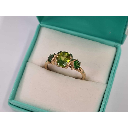 567 - 9ct GOLD RING WITH 3 GREEN STONES, SIZE 'R'. 2.2G TOTAL