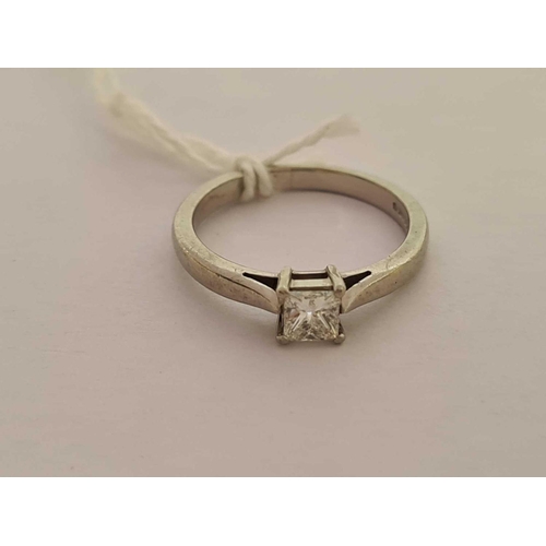 571 - PRINCESS CUT SOLITAIRE DIAMOND RING SET IN PLATINUM, SIZE 'K'