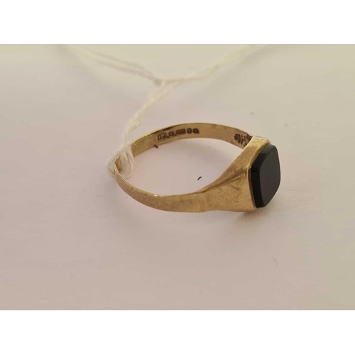 573 - A 9ct MOUNTED SIGNET RING, SIZE 'V'