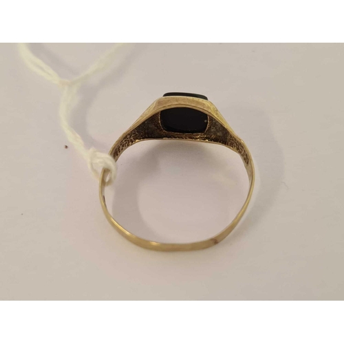 573 - A 9ct MOUNTED SIGNET RING, SIZE 'V'