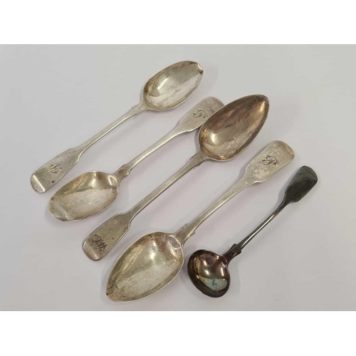 620 - 4 SILVER GEORGIAN TEA SPOONS & 1 VICTORIAN SALT SPOON, 70g