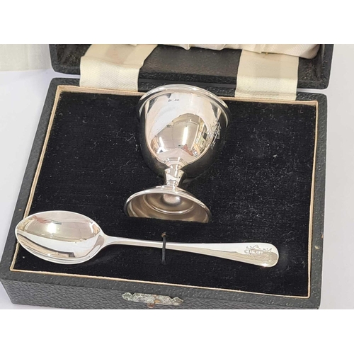 635 - SILVER EGG CUP & SPOON IN PRESENTATION BOX, 32g