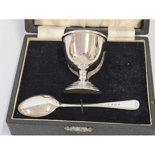 635 - SILVER EGG CUP & SPOON IN PRESENTATION BOX, 32g