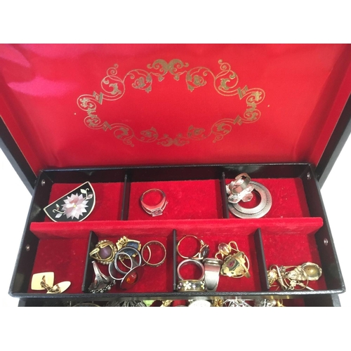 821 - TRINKET BOX WITH COSTUME JEWELLERY, RINGS, BROOCHES