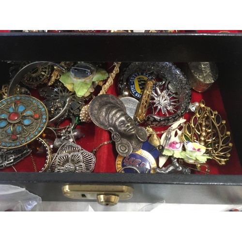 821 - TRINKET BOX WITH COSTUME JEWELLERY, RINGS, BROOCHES