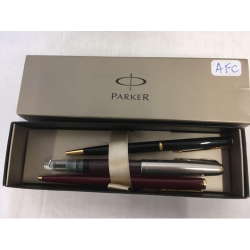 833 - 3 VARIOUS PARKER & INK PENS, 1 JINHAO GOLD COLOURED INK PEN & 1 GOLD COLOURED ROLLER BALL PEN,BODY O... 