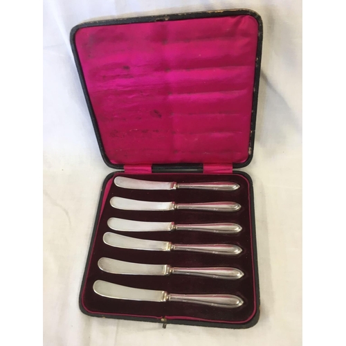 843 - BOXED SET OF SILVER HANDLED KNIVES, BOX OF TEASPOONS (2)