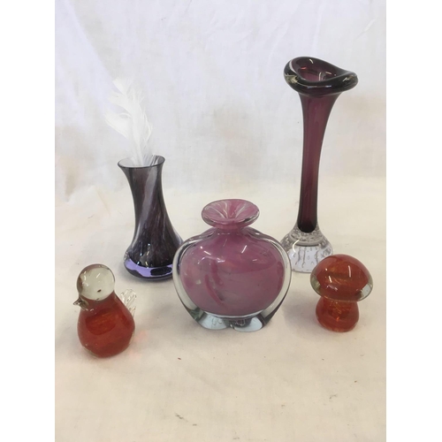 850 - SHELF WITH DECORATIVE GLASSWARE INCL; CAITHNESS GLASS VASE