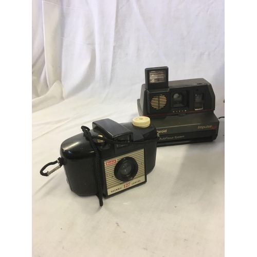 907 - CARTON WITH POLAROID CAMERAS, A GNOME SLIDE PROJECTOR & VARIOUS OTHER CAMERA'S