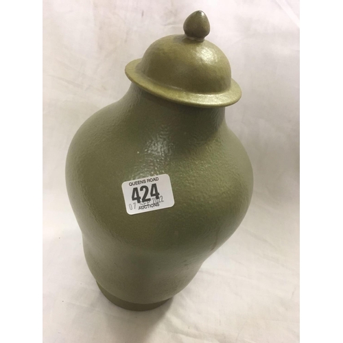 424 - GREEN CHINESE GINGER JAR MARKED TO BOTTOM, SMALL PAIR OF ORIENTAL BUD VASES ETC