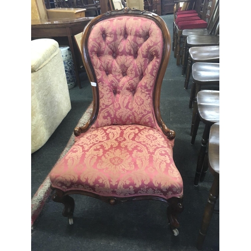 428 - EDWARDIAN UPHOLSTERED BUTTON BACK & MAHOGANY BALLOON BACK EASY CHAIR ON CASTERS