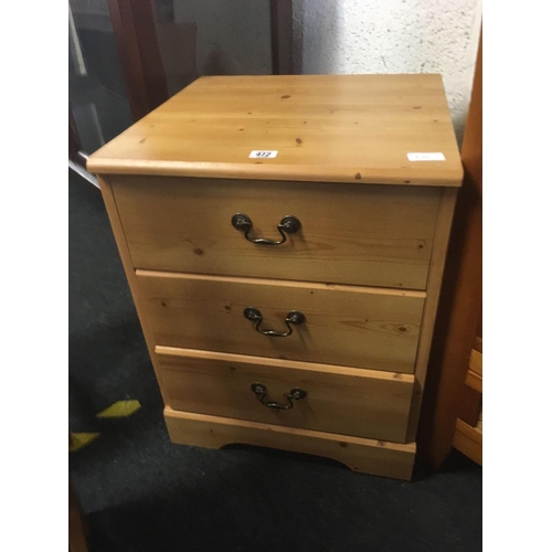 472 - PINE FRONTED BEDSIDE CHEST OF 3 DRAWERS & 2 PINE STOOLS