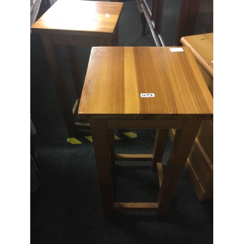 472 - PINE FRONTED BEDSIDE CHEST OF 3 DRAWERS & 2 PINE STOOLS